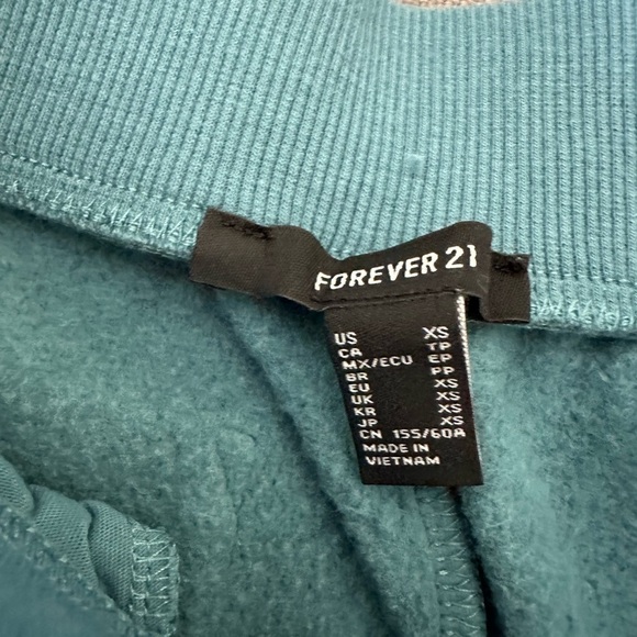 Forever 21 cropped sweatsuit - Picture 6 of 6